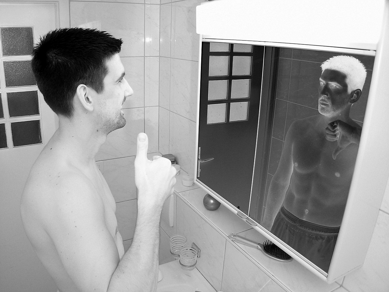 Селфи с голым членом перед зеркалом в ванной фото